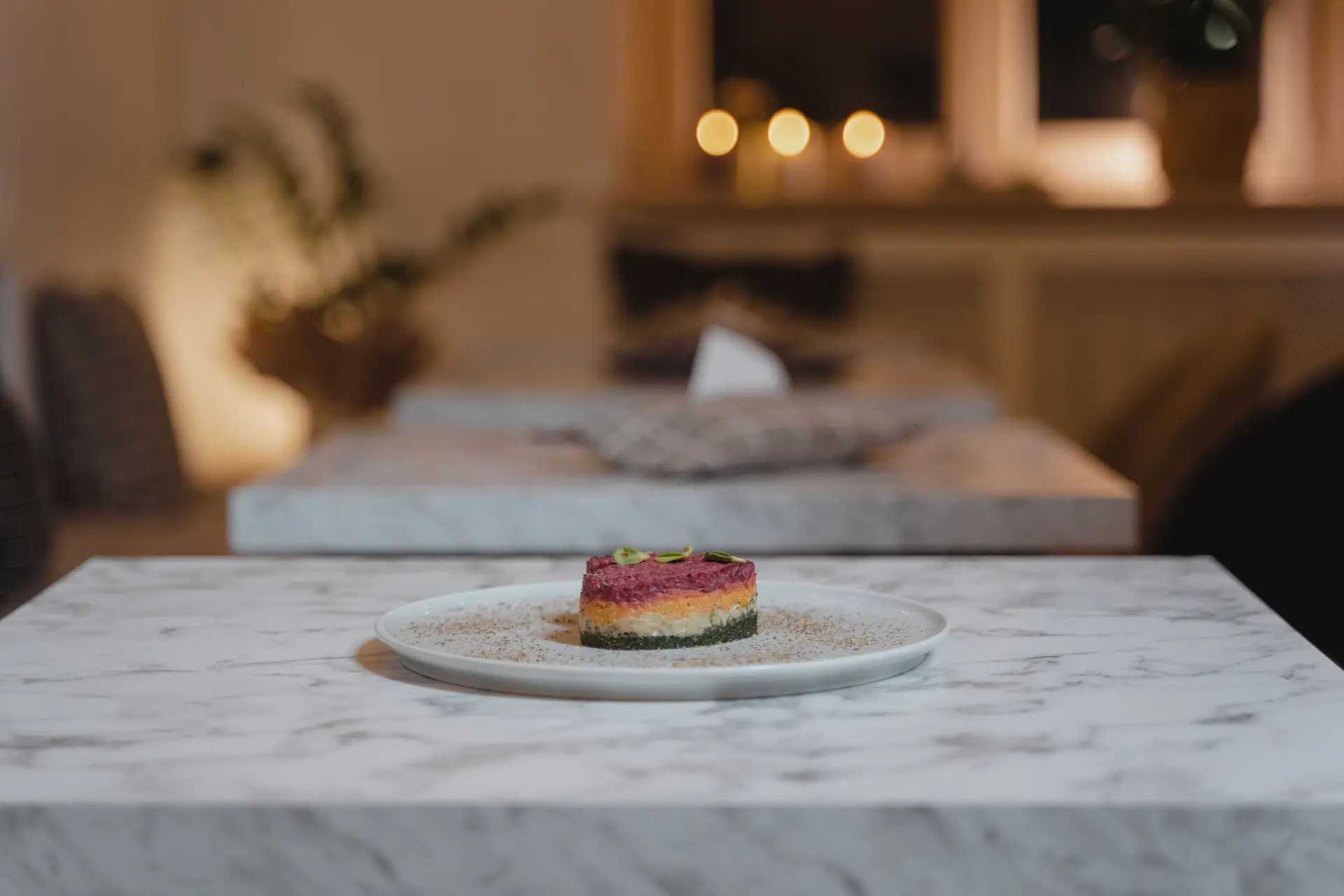 Gourmet fogás gondosan tálalva meleg éttermi megvilágításban